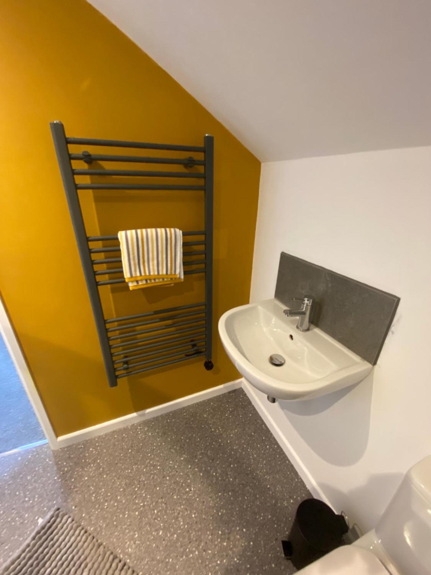 Modern Studio Apartment Set Beneath The Black Mountains A Stones Throw From The Offas Dyke Path Clodock المظهر الخارجي الصورة